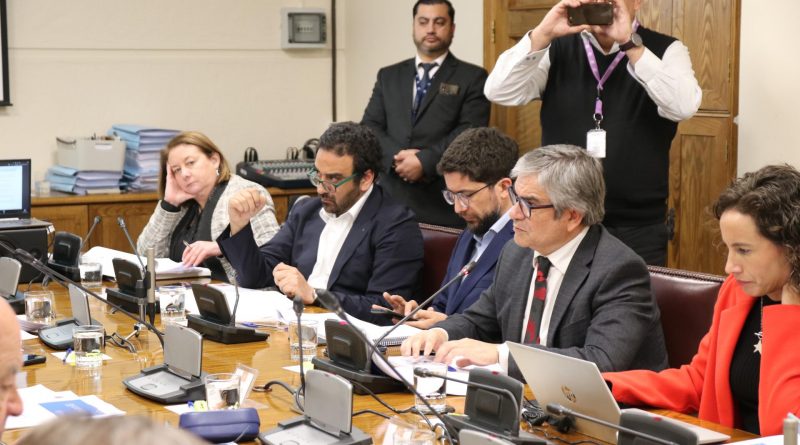 Gobierno presenta ante la Comisión de Hacienda del Senado el proyecto de ley de Reajuste del Salario Mínimo