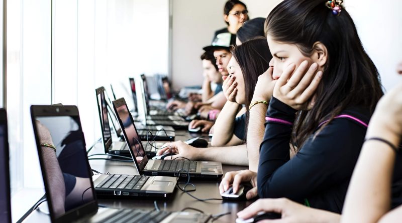 Innovador chat con IA orienta a jóvenes para rendir la PAES y postular a becas, créditos y gratuidad