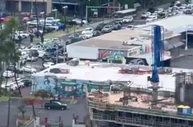 Caos vehicular en Hawái tras alerta de tsunami por terremoto en Rusia