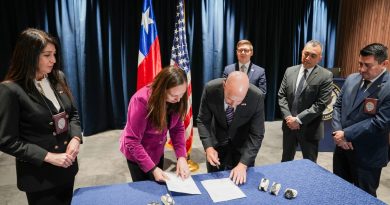 La Fiscalía Regional Metropolitana Oriente y la Policía de investigaciones de Chile entregan al FBI relojes del actor Keanu Reeves