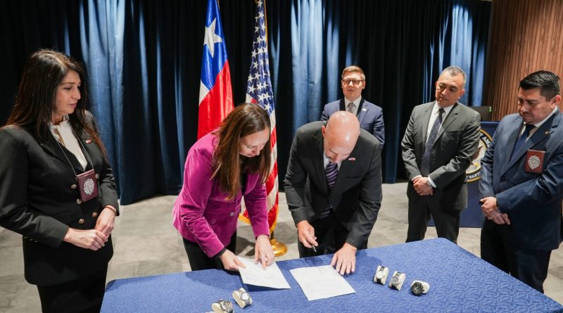 La Fiscalía Regional Metropolitana Oriente y la Policía de investigaciones de Chile entregan al FBI relojes del actor Keanu Reeves
