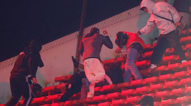 El dia despues de Graves incidentes obligan a suspender el partido entre Universidad de Chile e Independiente en Avellaneda