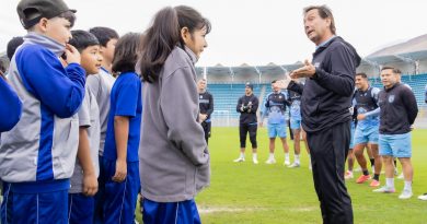 SLEP y Deportes Iquique firman convenio que beneficia a miles de estudiantes La alianza permitirá promover la actividad física, reconocer la asistencia y el esfuerzo estudiantil, además de acercar a niños, niñas y jóvenes a actividades junto al plantel profesional.