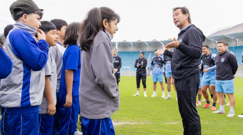 SLEP y Deportes Iquique firman convenio que beneficia a miles de estudiantes La alianza permitirá promover la actividad física, reconocer la asistencia y el esfuerzo estudiantil, además de acercar a niños, niñas y jóvenes a actividades junto al plantel profesional.