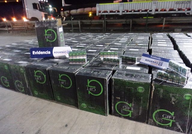 Aduanas intercepta camión con 100 mil cajetillas de cigarrillos de contrabando en Quillagua
