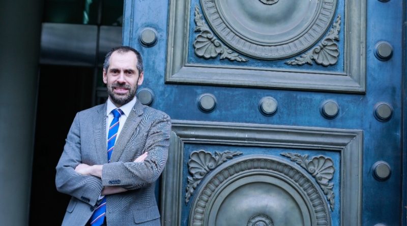Nicolás Grau asume el cargo de Ministro de Hacienda y participa en la conmemoración del centenario del Banco Central en su primera actividad pública.
