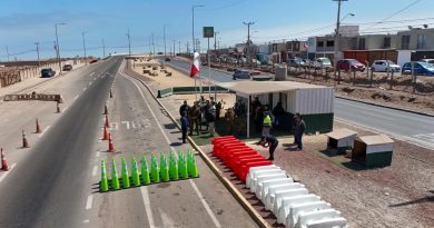 Alcalde Ferreira entrega nueva señalética a Carabineros para reforzar la seguridad vial en Alto Hospicio