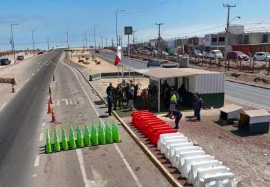 Alcalde Ferreira entrega nueva señalética a Carabineros para reforzar la seguridad vial en Alto Hospicio