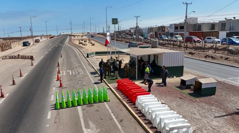Alcalde Ferreira entrega nueva señalética a Carabineros para reforzar la seguridad vial en Alto Hospicio
