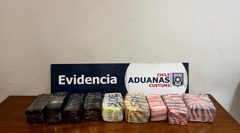 Interceptan cuantioso contrabando de dinero en efectivo: 30 millones de pesos y 370.500 dólares estaban escondidos en bus Interceptan cuantioso contrabando de dinero en efectivo: 30 millones de pesos y 370.500 dólares estaban escondidos en bus