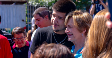Evelyn Matthei cuestiona programa de Jara en materia de migraciones: “Aquí no les vamos a perdonar las penas” ● La candidata anunció una agenda de seguridad para trabajar en conjunto con los alcaldes de los 40 barrios más críticos. ● Las medidas incluyen presencia policial permanente, tecnología de vigilancia, programas sociales en los sectores con mayor criminalidad y poner fin a los beneficios a delincuentes reincidentes. 9 de octubre de 2025 La candidata presidencial Evelyn Matthei criticó este jueves la propuesta de la candidata Jeannette Jara de perdonar condenas a delincuentes extranjeros para enviarlos de vuelta a sus países y reiteró su compromiso de poner fin a la inmigración ilegal. “Me llama mucho la atención que en el programa de Jeannette Jara se diga que a un extranjero preso le van a perdonar la pena y le van a pagar el pasaje para que se vaya a su país. Nosotros los vamos a meter a la cárcel. Los vamos a tener aislados, sin contacto con nadie�