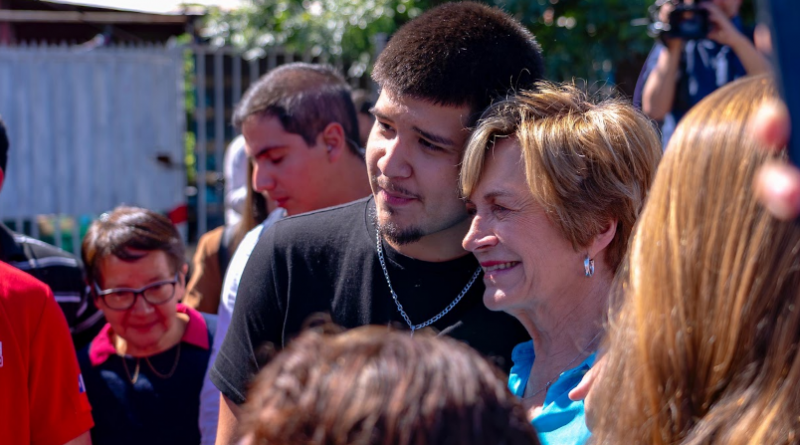 Evelyn Matthei cuestiona programa de Jara en materia de migraciones: “Aquí no les vamos a perdonar las penas” ● La candidata anunció una agenda de seguridad para trabajar en conjunto con los alcaldes de los 40 barrios más críticos. ● Las medidas incluyen presencia policial permanente, tecnología de vigilancia, programas sociales en los sectores con mayor criminalidad y poner fin a los beneficios a delincuentes reincidentes. 9 de octubre de 2025 La candidata presidencial Evelyn Matthei criticó este jueves la propuesta de la candidata Jeannette Jara de perdonar condenas a delincuentes extranjeros para enviarlos de vuelta a sus países y reiteró su compromiso de poner fin a la inmigración ilegal. “Me llama mucho la atención que en el programa de Jeannette Jara se diga que a un extranjero preso le van a perdonar la pena y le van a pagar el pasaje para que se vaya a su país. Nosotros los vamos a meter a la cárcel. Los vamos a tener aislados, sin contacto con nadie�