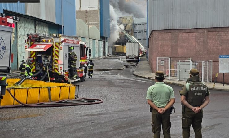 incendio en la Zona Franca de Iquique afecta gravemente a los galpones 7 y 8 de la manzana 23