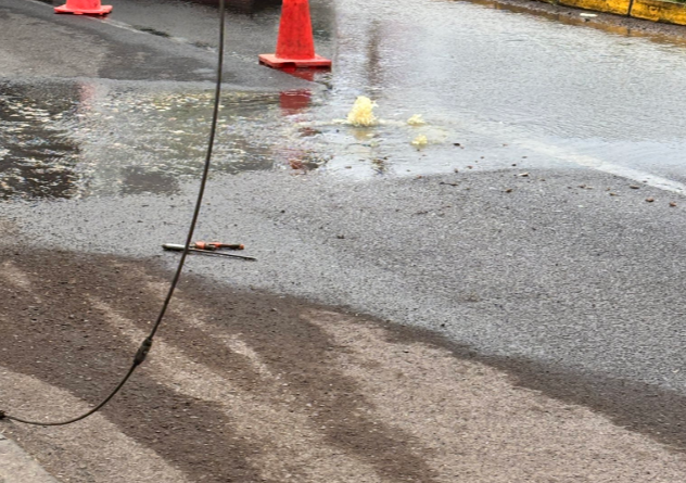Vecinos denuncian foco de insalubridad tras limpieza incompleta de aguas servidas en avenida Salvador allende