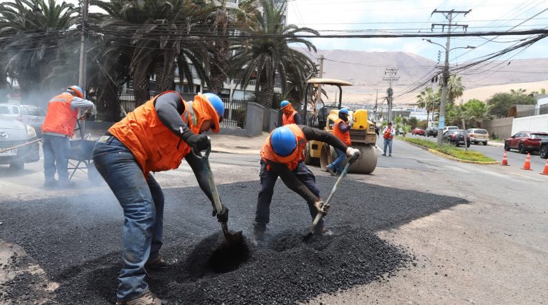 AVANCE EN LAS LABORES DE REPARACIÓN DE CALZADAS POR PARTE DE LA MUNICIPALIDAD DE IQUIQUE.