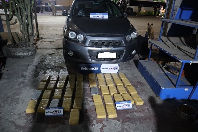 Aduanas descubre 44,8 kilos de pasta base ocultos en compartimentos especiales de automóvil