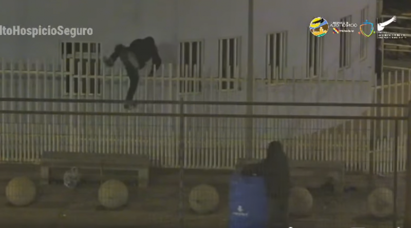 Monitoreo municipal permite detener a dos sujetos por robo a Club de Adulto Mayor en Alto Hospicio Monitoreo municipal permite detener a dos sujetos por robo a Club de Adulto Mayor en Alto Hospicio