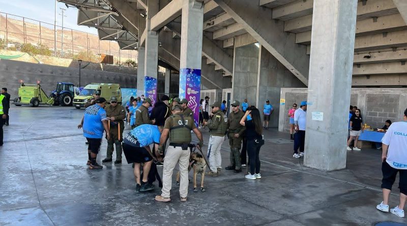 Carabineros de O.S.7 Iquique Detiene a Dos Sujetos por Ley de Drogas, Usurpación de Identidad y Desacato en el Estadio Tierra de Campeones* Carabineros de O.S.7 Iquique Detiene a Dos Sujetos por Ley de Drogas, Usurpación de Identidad y Desacato en el Estadio Tierra de Campeones*