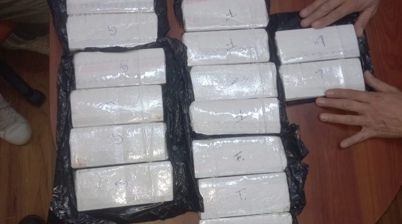 Descubren 175 mil dólares en efectivo ocultos en estructura de auto y neumático