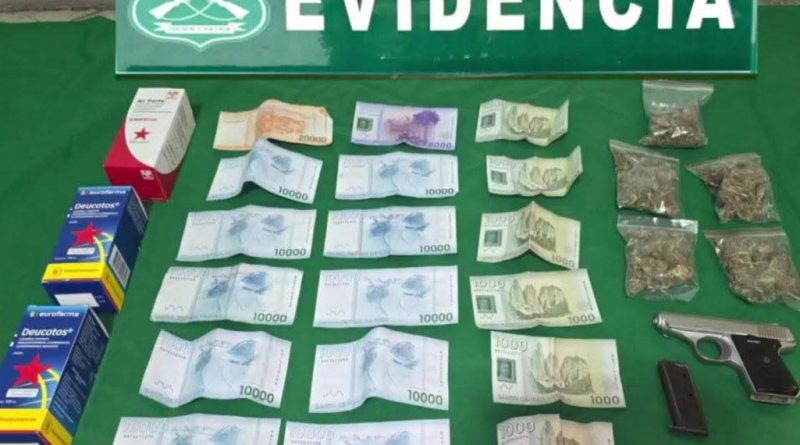 Tres detenidos por porte de arma e infracción a la Ley de Drogas en Valle Verde, Iquique Tres detenidos por porte de arma e infracción a la Ley de Drogas en Valle Verde, Iquique