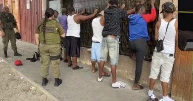 ocho sujetos fueron aprehendidos por distintos delitos, destacando que uno de ellos mantenía en su poder un electroshock,