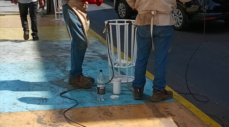 Municipalidad de Iquique instala nuevos basureros en el centro de la ciudad.