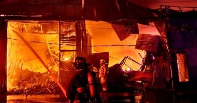 El fuego ha afectado a 5 galpones situados en el sector del barrio industrial