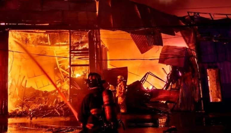 El fuego ha afectado a 5 galpones situados en el sector del barrio industrial El fuego ha afectado a 5 galpones situados en el sector del barrio industrial