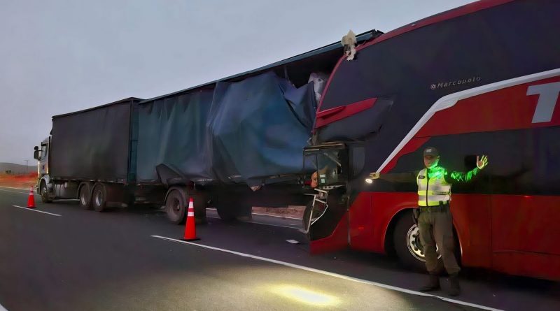 Tragedia en la madrugada: fatal choque entre bus y camión deja un muerto y 19 heridos en la Ruta 5 Norte Tragedia en la madrugada: fatal choque entre bus y camión deja un muerto y 19 heridos en la Ruta 5 Norte
