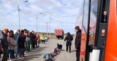 INSÓLITO POLICIAS INTENTARON ABRIR MALETEROS SELLADOS A BUS CHILENO EN TRANSITO EN ARGENTINA.
