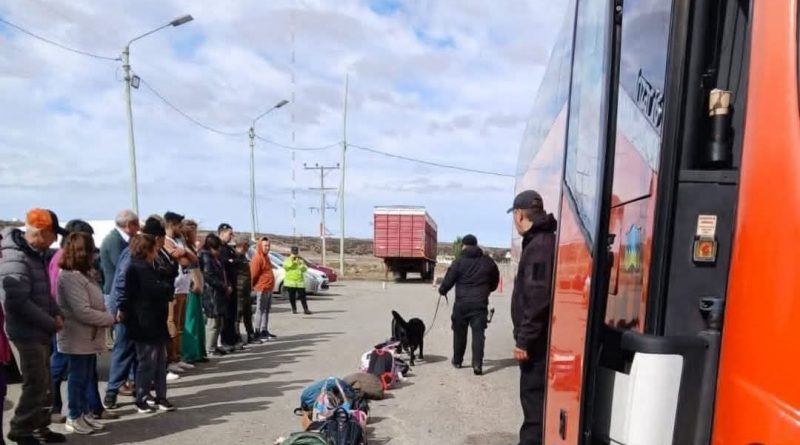INSÓLITO POLICIAS INTENTARON ABRIR MALETEROS SELLADOS A BUS CHILENO EN TRANSITO EN ARGENTINA.