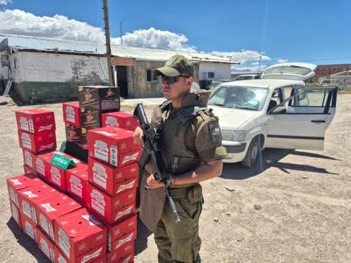 Carabineros detienen a sujeto por contrabando ingresando a Colchane Carabineros detienen a sujeto por contrabando ingresando a Colchane