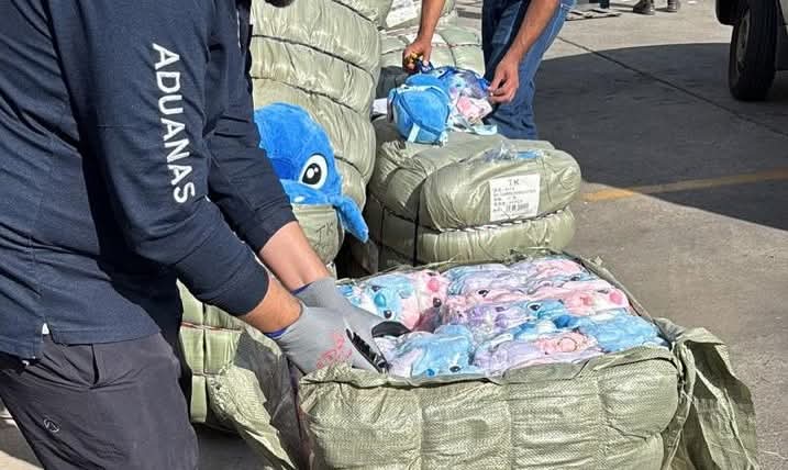 Una investigación conjunta del Aduanas, la Policía de Investigaciones de Chile y el Fiscalía Nacional permitió condenar a 2 ciudadanos chinos por contrabando, receptación aduanera e infracciones a las leyes de Propiedad Intelectual e Industrial. Una investigación conjunta del Aduanas, la Policía de Investigaciones de Chile y el Fiscalía Nacional permitió condenar a 2 ciudadanos chinos por contrabando, receptación aduanera e infracciones a las leyes de Propiedad Intelectual e Industrial.