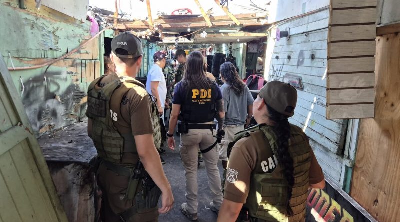 Carabineros y detectives de la PDI realizaron control migratorio en sector Feria Monumental del centro de Iquique Carabineros y detectives de la PDI realizaron control migratorio en sector Feria Monumental del centro de Iquique