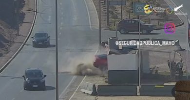 hoy un vehículo colisionó la garita de Carabineros de Chile en Alto Hospicio.