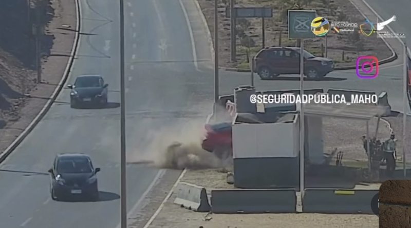 hoy un vehículo colisionó la garita de Carabineros de Chile en Alto Hospicio.