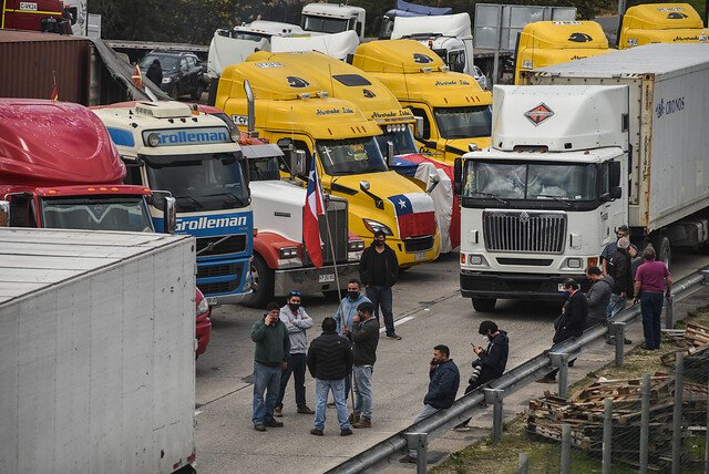 Camioneros de Valparaíso anuncian movilizaciones por alza de combustibles Camioneros de Valparaíso anuncian movilizaciones por alza de combustibles