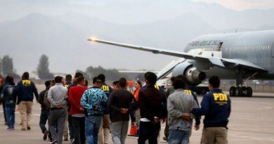 Primer vuelo de expulsión de migrantes irregulares despega hoy desde Chile con escala en Iquique, Bolivia, Ecuador y Colombia.