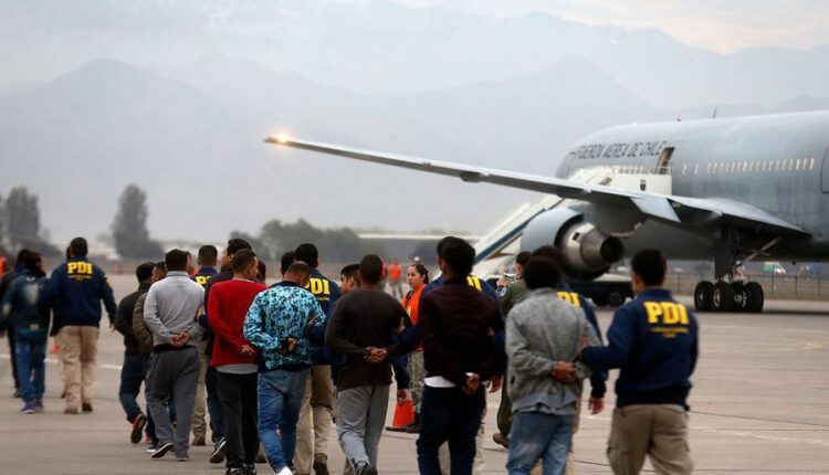 Primer vuelo de expulsión de migrantes irregulares despega hoy desde Chile con escala en Iquique, Bolivia, Ecuador y Colombia. Primer vuelo de expulsión de migrantes irregulares despega hoy desde Chile con escala en Iquique, Bolivia, Ecuador y Colombia.