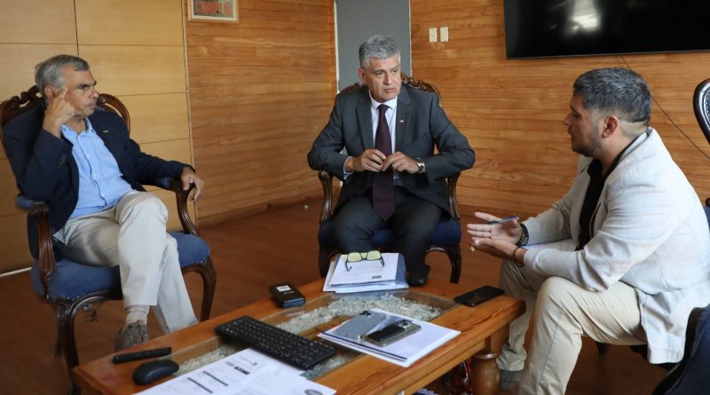 ALCALDE SORIA SE REÚNE CON NUEVO SEREMI DE TRANSPORTES Y TELECOMUNICACIONES DE TARAPACÁ ALCALDE SORIA SE REÚNE CON NUEVO SEREMI DE TRANSPORTES Y TELECOMUNICACIONES DE TARAPACÁ
