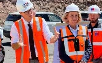 Delegada Presidencial Adriana Tapia y Ministro Martín Arrau supervisan avances en la Ruta Internacional 15-CH en Chusmiza Chusmiza, Tarapacá – 10 de abril de 2026. La Delegada Presidencial Regional de Tarapacá, Adriana Tapia, junto al Ministro de Obras Públicas, Martín Arrau, realizaron una visita inspectiva este viernes al sector de Chusmiza para conocer en terreno los trabajos de mejoramiento que se ejecutan en la Ruta Internacional 15-CH, vía estratégica que conecta la comuna de Huara con el paso fronterizo de Colchane, en la frontera con Bolivia. Durante la actividad, las autoridades recibieron un detalle de los avances en las obras de conservación y mejoramiento del trazado, que busca elevar los estándares de esta carretera internacional, mejorar la seguridad vial y potenciar la conectividad en la Región de Tarapacá. La ruta 15-CH es clave para el transporte de carga, el turismo y el tránsito binacional, especialmente en el altiplano tarapaqueño.