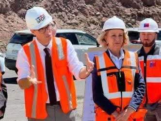 Delegada Presidencial Adriana Tapia y Ministro Martín Arrau supervisan avances en la Ruta Internacional 15-CH en Chusmiza Chusmiza, Tarapacá – 10 de abril de 2026. La Delegada Presidencial Regional de Tarapacá, Adriana Tapia, junto al Ministro de Obras Públicas, Martín Arrau, realizaron una visita inspectiva este viernes al sector de Chusmiza para conocer en terreno los trabajos de mejoramiento que se ejecutan en la Ruta Internacional 15-CH, vía estratégica que conecta la comuna de Huara con el paso fronterizo de Colchane, en la frontera con Bolivia. Durante la actividad, las autoridades recibieron un detalle de los avances en las obras de conservación y mejoramiento del trazado, que busca elevar los estándares de esta carretera internacional, mejorar la seguridad vial y potenciar la conectividad en la Región de Tarapacá. La ruta 15-CH es clave para el transporte de carga, el turismo y el tránsito binacional, especialmente en el altiplano tarapaqueño. Delegada Presidencial Adriana Tapia y Ministro Martín Arrau supervisan avances en la Ruta Internacional 15-CH en Chusmiza Chusmiza, Tarapacá – 10 de abril de 2026. La Delegada Presidencial Regional de Tarapacá, Adriana Tapia, junto al Ministro de Obras Públicas, Martín Arrau, realizaron una visita inspectiva este viernes al sector de Chusmiza para conocer en terreno los trabajos de mejoramiento que se ejecutan en la Ruta Internacional 15-CH, vía estratégica que conecta la comuna de Huara con el paso fronterizo de Colchane, en la frontera con Bolivia. Durante la actividad, las autoridades recibieron un detalle de los avances en las obras de conservación y mejoramiento del trazado, que busca elevar los estándares de esta carretera internacional, mejorar la seguridad vial y potenciar la conectividad en la Región de Tarapacá. La ruta 15-CH es clave para el transporte de carga, el turismo y el tránsito binacional, especialmente en el altiplano tarapaqueño.
