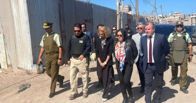 Trinidad Steiner, quien encabezó un recorrido por la toma en iquique