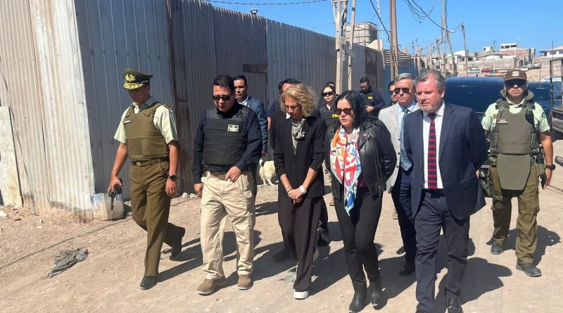 Trinidad Steiner, quien encabezó un recorrido por la toma en iquique Trinidad Steiner, quien encabezó un recorrido por la toma en iquique
