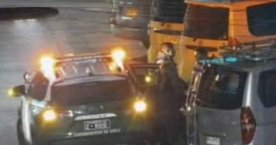 MUJER ES SORPRENDIDA VENDIENDO DROGAS EN EL CENTRO DE IQUIQUE*