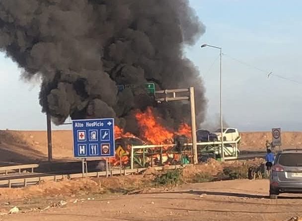 Emergencia vehicular en Ruta A-16 movilizó a Bomberos de Iquique Emergencia vehicular en Ruta A-16 movilizó a Bomberos de Iquique