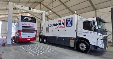 Camión escáner de Aduanas detecta más de 94 kilos de droga ocultos en bus internacional en Colchane