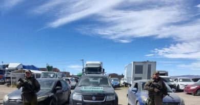 Carabineros detiene a cuatro ciudadanos bolivianos por intentar salir del país con vehículos de contrabando en Colchane