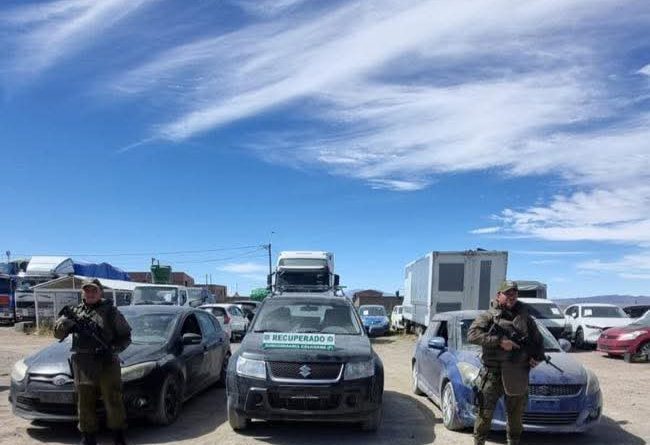 Carabineros detiene a cuatro ciudadanos bolivianos por intentar salir del país con vehículos de contrabando en Colchane Carabineros detiene a cuatro ciudadanos bolivianos por intentar salir del país con vehículos de contrabando en Colchane