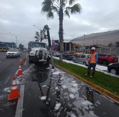 Equipos realizan limpieza y sanitización por presencia de espuma en sector de Tadeo Haenke en Iquique Equipos realizan limpieza y sanitización por presencia de espuma en sector de Tadeo Haenke en Iquique